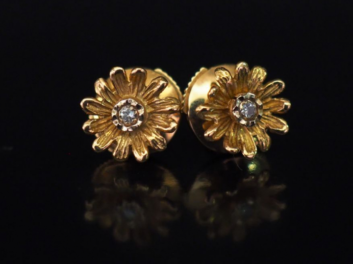 Paire de puces d'oreilles en or jaune en forme de marguerite, serties 
