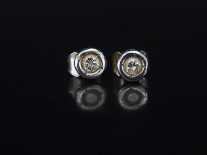 Paire de puces d'oreilles en or blanc, ornées en leur centre d'un peti