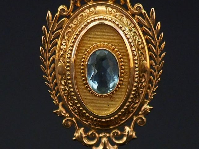 Broche/pendentif en or jaune, à décor de feuille de laurier, rinceaux 