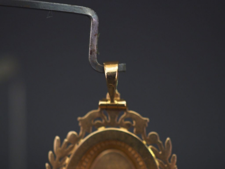 Broche/pendentif en or jaune, à décor de feuille de laurier, rinceaux 