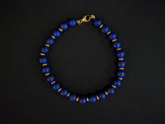 Vente aux enchères Bracelet de perles de lapis lazuli et or jaune.  Long. 18 cm Poids tel