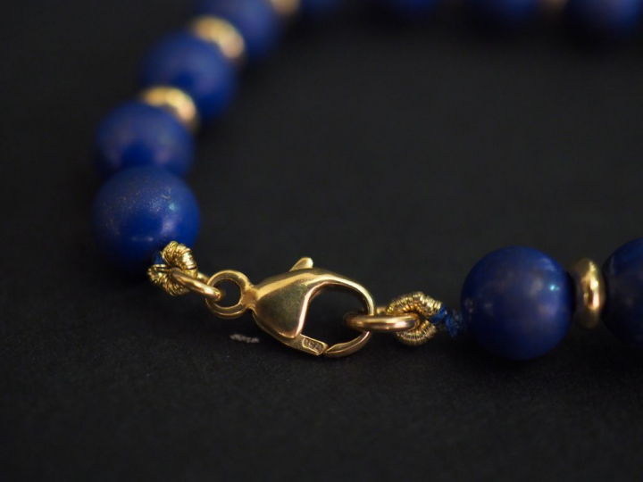 Bracelet de perles de lapis lazuli et or jaune.  Long. 18 cm Poids tel