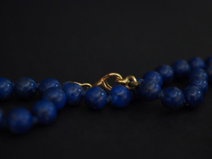 Collier de perles de lapis-lazuli.  Fermoir en or jaune.  Long. 43,5 c