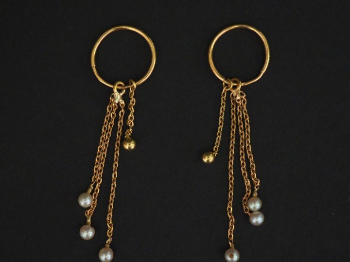 Paire de créoles en or jaune, agrémentées de petites chainettes sertie