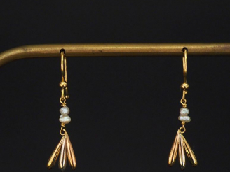 Vente aux enchères Paire de perce-oreilles en or jaune, à décor d'une palmette trois tons