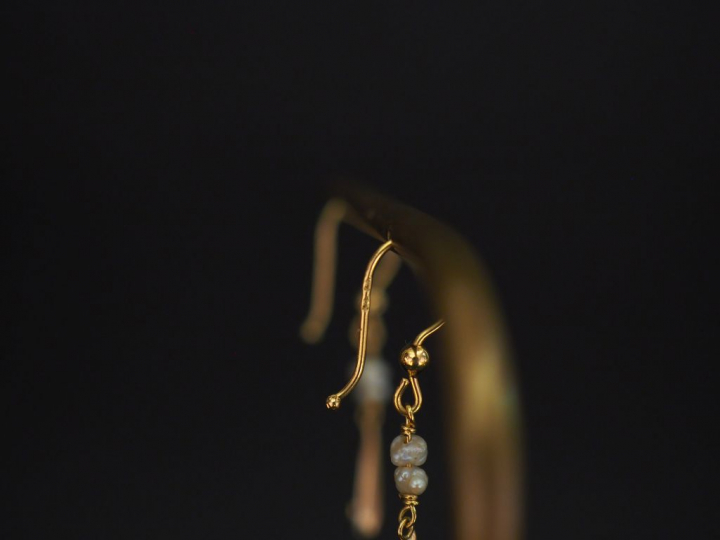 Paire de perce-oreilles en or jaune, à décor d'une palmette trois tons