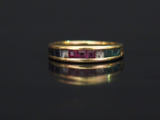 Vente aux enchères Demi-alliance en or jaune, sertie de pierres de couleur calibrées.  TD