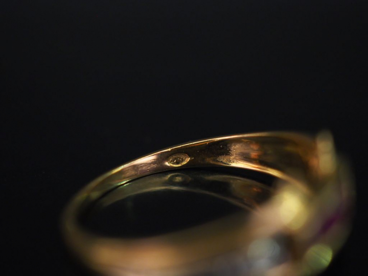 Petite bague pont en or jaune, sertie en son centre de trois pierres r