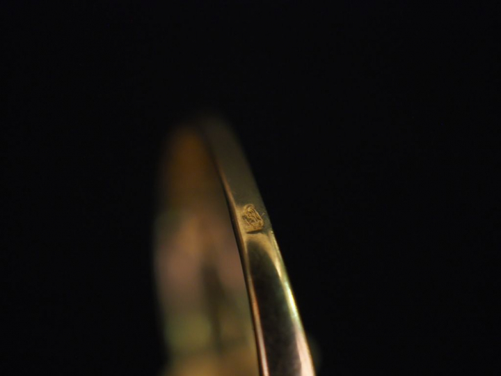 Petite bague pont en or jaune, sertie en son centre de trois pierres r