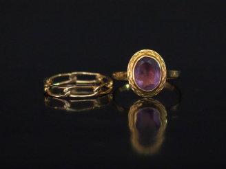 Vente aux enchères Ensemble comprenant :  - une petite bague en or jaune, maille gourmett