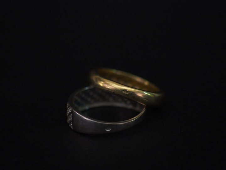 Ensemble comprenant :  - une bague jonc en or blanc, sertie d'un pavag