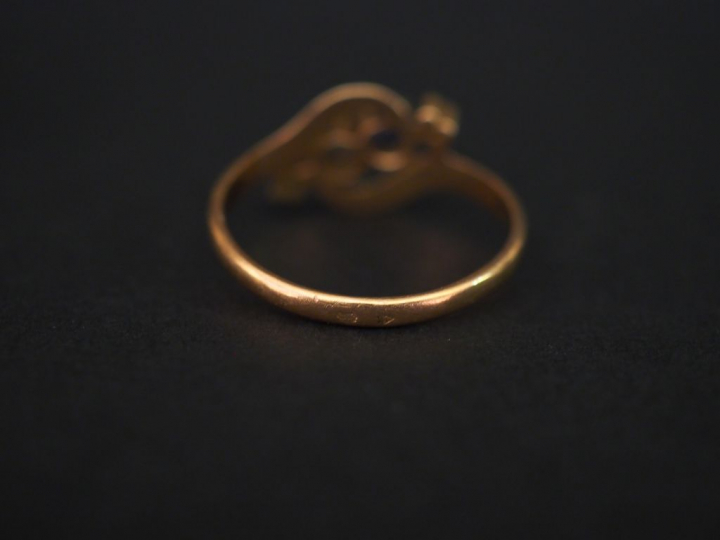 Ensemble comprenant :  - une bague jonc en or blanc, sertie d'un pavag