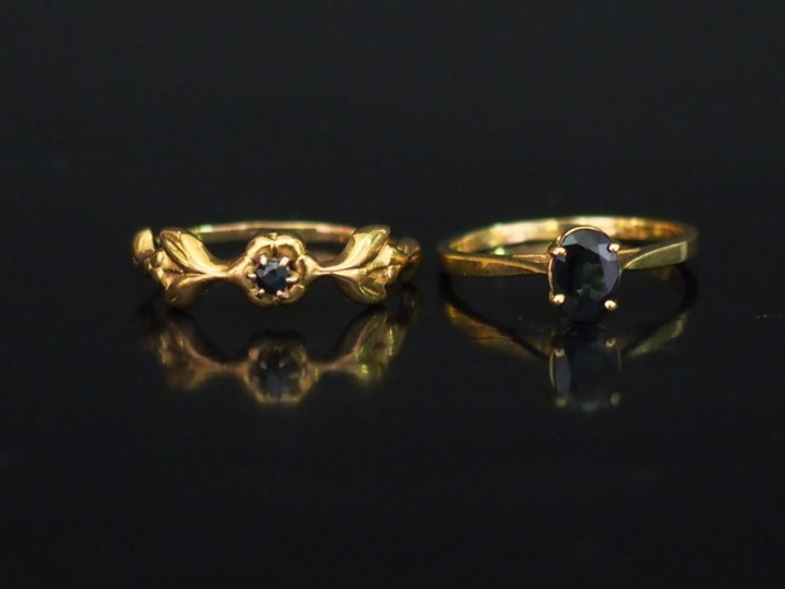 Ensemble comprenant :  - une bague en or jaune, sertie en son centre d