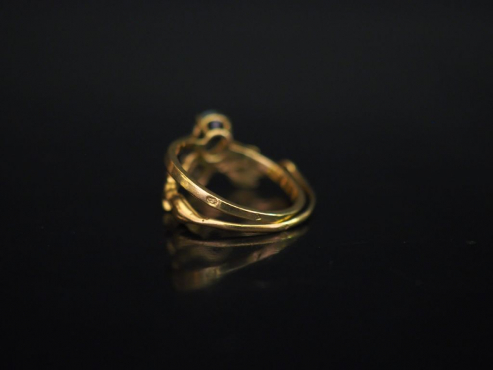 Ensemble comprenant :  - une bague en or jaune, sertie en son centre d