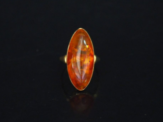 Vente aux enchères Bague de forme marquise en or jaune, sertie en son centre d'une imitat