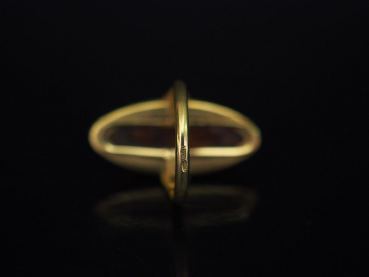 Bague de forme marquise en or jaune, sertie en son centre d'une imitat