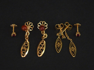 Vente aux enchères Ensemble comprenant :  - une paire de perce-oreilles en or jaune, sert