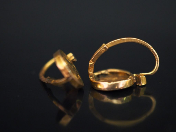 Paire de perce-oreilles de style Art Nouveau en or jaune, à décor d'un