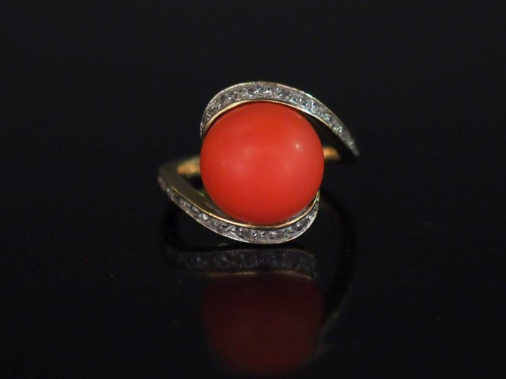 Bague de forme tourbillon en or jaune 14k, sertie en son centre d'un c