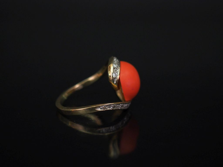 Bague de forme tourbillon en or jaune 14k, sertie en son centre d'un c