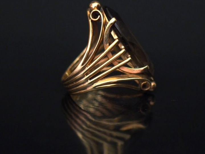 Bague de forme marquise en or jaune 14k, sertie en son centre d'un qua