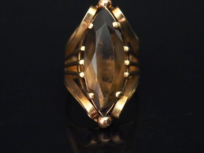 Bague de forme marquise en or jaune 14k, sertie en son centre d'un qua