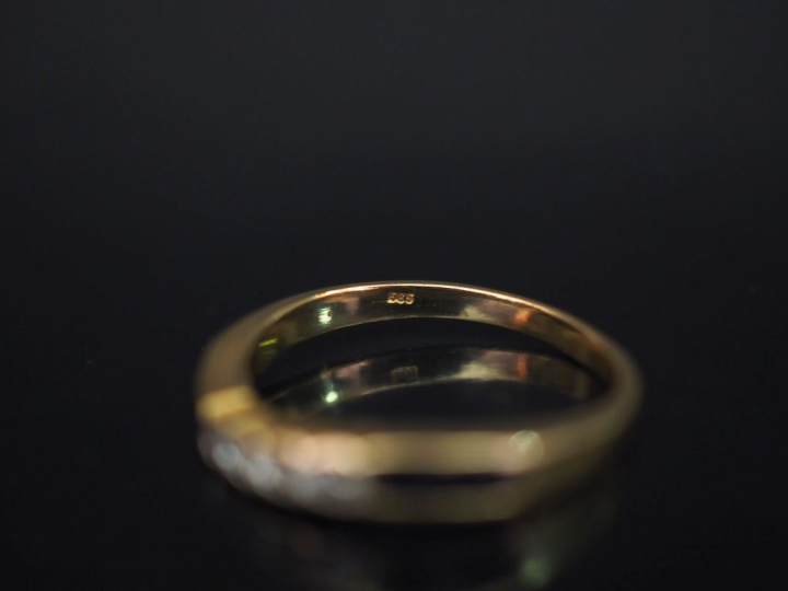 Demi alliance en or jaune 14k sertie d'une ligne de quatre petits diam