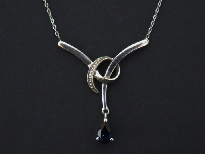 Collier en or blanc 9k, orné en son centre d'un motif abstrait serti d