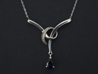 Vente aux enchères Collier en or blanc 9k, orné en son centre d'un motif abstrait serti d