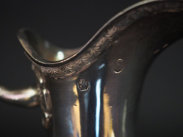 Verseuse tripode Empire en argent, poinçon au Coq, à décor de frise de