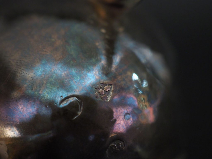 Verseuse tripode Empire en argent, poinçon au Coq, à décor de frise de