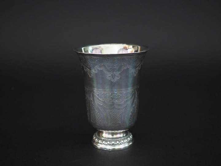 Timbale XVIIIème en argent de forme tulipe sur piédouche,à décor de la