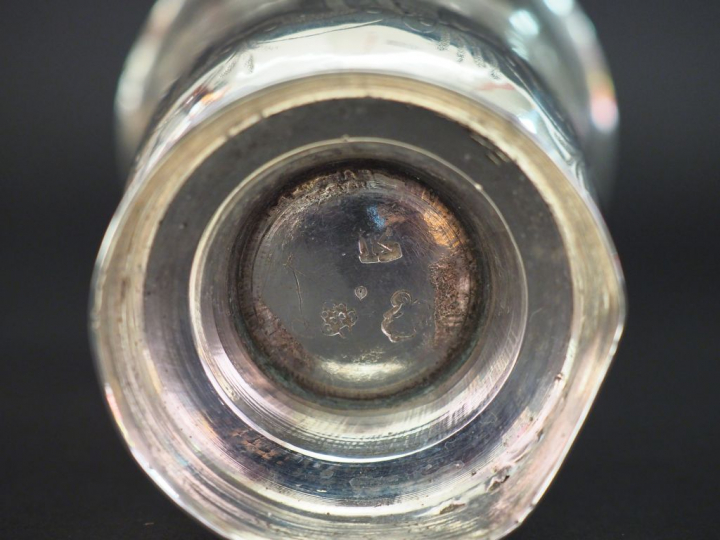 Timbale XVIIIème en argent de forme tulipe sur piédouche,à décor de la