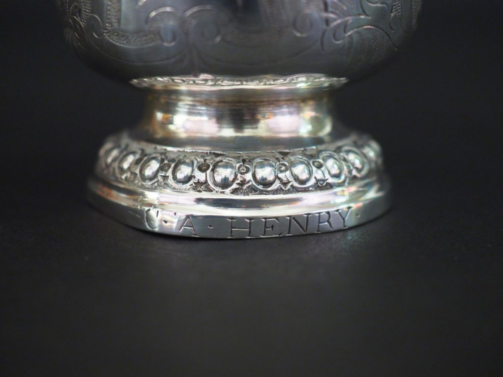 Timbale XVIIIème en argent de forme tulipe sur piédouche,à décor de la