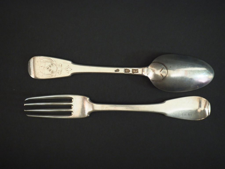 Grand couvert XVIIIème en argent, modèle uniplat.  Armorié.  Poids. 17