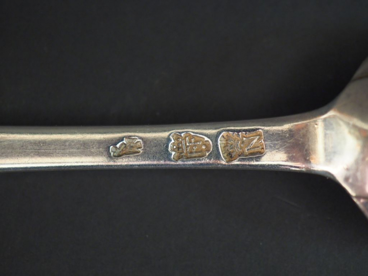 Grand couvert XVIIIème en argent, modèle uniplat.  Armorié.  Poids. 17