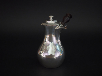 Vente aux enchères Verseuse Restauration en argent, poinçon Vieillard, à décor de monogra