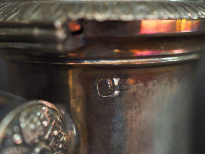 	Verseuse à fond plat en argent, poinçon Vieillard.  Bec verseur canne