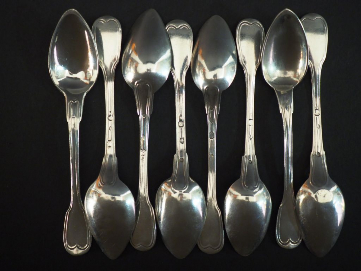 Suite de huit petites cuillères en argent, poinçon Vieillard, modèle à