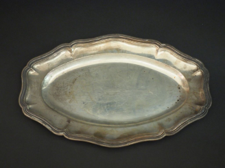 Vente aux enchères Plat ovale en argent, poinçon Minerve, modèle à filets.  27,7 x 42,2 c