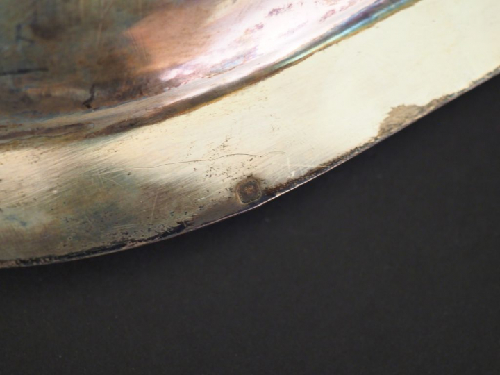 Plat ovale en argent, poinçon Minerve, modèle à filets.  27,7 x 42,2 c