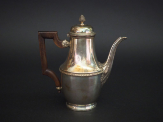 Vente aux enchères Théière de style Louis XVI en argent, poinçon Minerve, à décor de fris