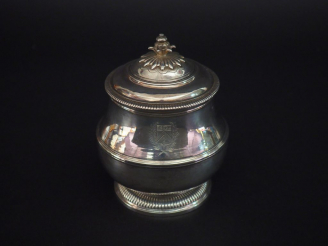 Vente aux enchères Sucrier sur piédouche en argent, à décor de frises de godrons.  Armori