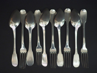 Vente aux enchères Suite de cinq couverts en argent, modèle uniplat.  Monogrammés.  M.O :