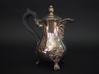 Vente aux enchères 	Verseuse Napoléon III de style Louis XV en argent, poinçon Minerve, à