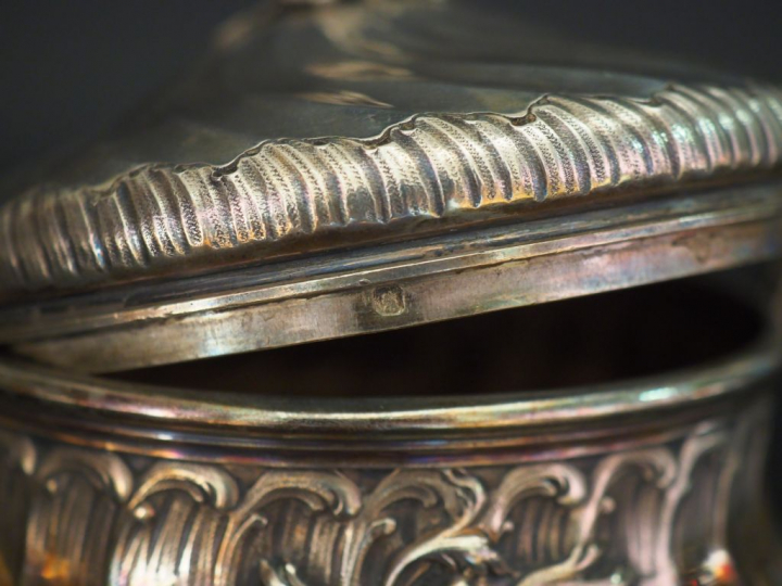 	Sucrier Napoléon III de style rocaille en argent, poinçon Minerve, à 