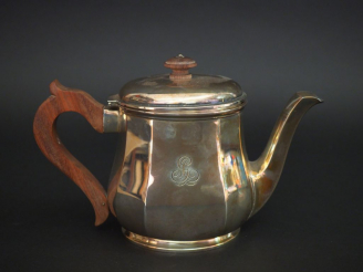 Vente aux enchères Théière de style Art déco à pans coupés en argent, poinçon Minerve. Pr