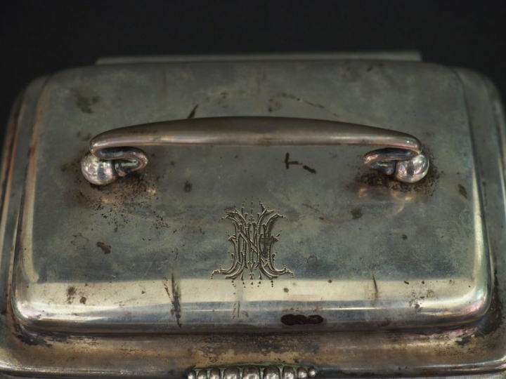 Coffret en argent étranger, à décor de godrons. Reposant sur quatre pi