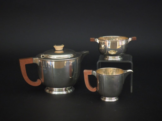 Vente aux enchères Service à thé trois pièces de style Art déco en argent anglais.  Manch