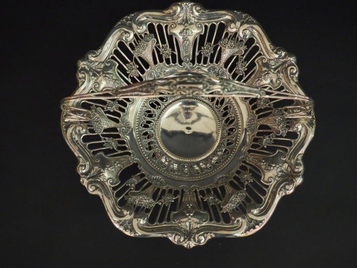 Corbeille à anse en argent étranger (?), à décor ajouré de paniers fle